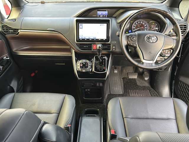 トヨタ エスクァイア Gi 福岡県 2020(令2)年 2.5万km ブラッキッシュアゲハガラスフレーク フリップダウンモニター/純正9インチナビ/（BT/フルセグ/AM/FM/DISC/SD/SDREC)/バックカメラ/両側パワースライドドア/クルーズコントロール/DUALオートACC/LEDヘッドライト/フォグランプ/オートマチックハイビーム/オートライト/レザーシート/DN席シートヒーター/純正15インチAW/アイドリングストップ/横滑り防止装置/盗難防止装置/レーンキープアシスト/コーナーセンサー/USB入力端子/オート電動格納ミラー/後席用テーブル/サンシェード/スマートキー/ETC/保証書/取扱説明書