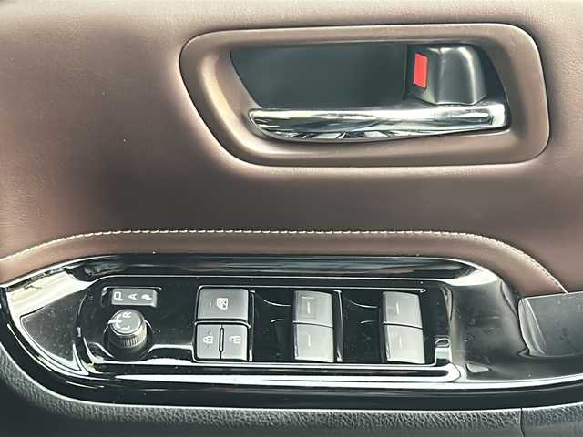 トヨタ エスクァイア Gi 福岡県 2020(令2)年 2.5万km ブラッキッシュアゲハガラスフレーク フリップダウンモニター/純正9インチナビ/（BT/フルセグ/AM/FM/DISC/SD/SDREC)/バックカメラ/両側パワースライドドア/クルーズコントロール/DUALオートACC/LEDヘッドライト/フォグランプ/オートマチックハイビーム/オートライト/レザーシート/DN席シートヒーター/純正15インチAW/アイドリングストップ/横滑り防止装置/盗難防止装置/レーンキープアシスト/コーナーセンサー/USB入力端子/オート電動格納ミラー/後席用テーブル/サンシェード/スマートキー/ETC/保証書/取扱説明書