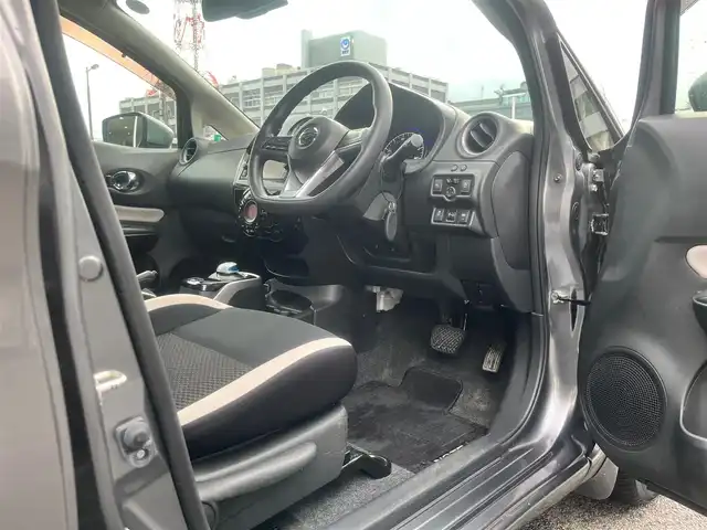 日産 ノート e－パワー X 島根県 2018(平30)年 6.1万km ダークメタルグレー 純正メモリナビ　/フルセグＴＶ　/Ｂｌｕｅｔｏｏｔｈ　/バックカメラ　/ＥＴＣ　/レーンアシスト　/衝突軽減システム　/オートライト　/スマートキー/プッシュスタート　　/横滑り防止装置　/純正フロアマット