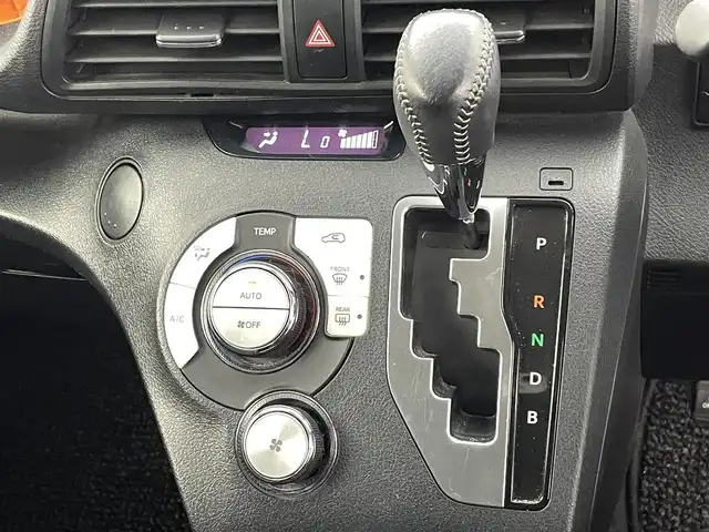 トヨタ シエンタ ハイブリッド G 熊本県 2016(平28)年 5.3万km レッドマイカM 純正ナビNSCD-W66（ＣＤ・ＤＶＤ・ＢＴ）/バックカメラ　/ビルトインＥＴＣ　/両側パワースライドドア　/衝突軽減ブレーキ　/レーンキープアシスト　/横滑り防止　/純正フロアマット　/純正１５インチＡＷ　/オートライト/LEDヘッドライト/スマートキー/プッシュスタート/スペアキー1本/取扱説明書