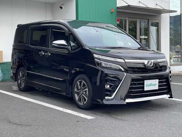 トヨタ ヴォクシー ZS 煌Ⅱ 京都府 2020(令2)年 1.3万km イナズマスパーキングブラックガラスフレーク 純正９インチナビ　Ｂｌｕｅｔｏｏｔｈオーディオ　フルセグ　ＤＶＤ再生　バックカメラ　後席フリップダウンモニター　プリクラッシュセーフティ　クルーズコントロール　両側パワースライド　ＬＥＤヘッドライト