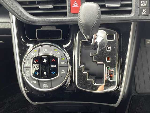 トヨタ ヴォクシー ZS 煌Ⅱ 京都府 2020(令2)年 1.3万km イナズマスパーキングブラックガラスフレーク 純正９インチナビ　Ｂｌｕｅｔｏｏｔｈオーディオ　フルセグ　ＤＶＤ再生　バックカメラ　後席フリップダウンモニター　プリクラッシュセーフティ　クルーズコントロール　両側パワースライド　ＬＥＤヘッドライト