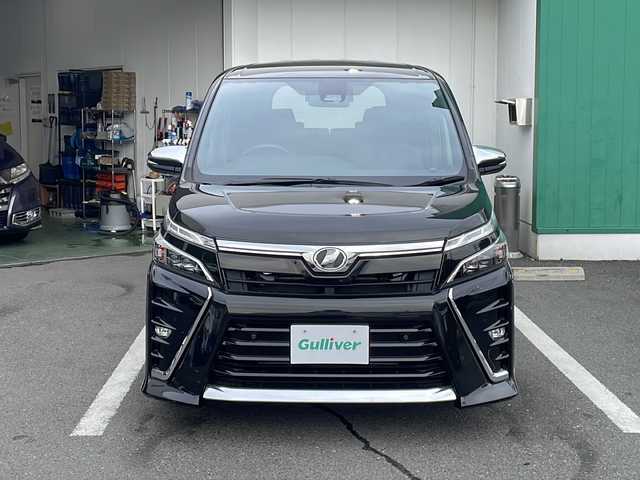 トヨタ ヴォクシー ZS 煌Ⅱ 京都府 2020(令2)年 1.3万km イナズマスパーキングブラックガラスフレーク 純正９インチナビ　Ｂｌｕｅｔｏｏｔｈオーディオ　フルセグ　ＤＶＤ再生　バックカメラ　後席フリップダウンモニター　プリクラッシュセーフティ　クルーズコントロール　両側パワースライド　ＬＥＤヘッドライト