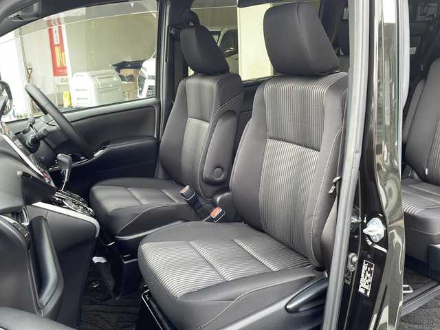 トヨタ ヴォクシー ZS 煌Ⅱ 京都府 2020(令2)年 1.3万km イナズマスパーキングブラックガラスフレーク 純正９インチナビ　Ｂｌｕｅｔｏｏｔｈオーディオ　フルセグ　ＤＶＤ再生　バックカメラ　後席フリップダウンモニター　プリクラッシュセーフティ　クルーズコントロール　両側パワースライド　ＬＥＤヘッドライト