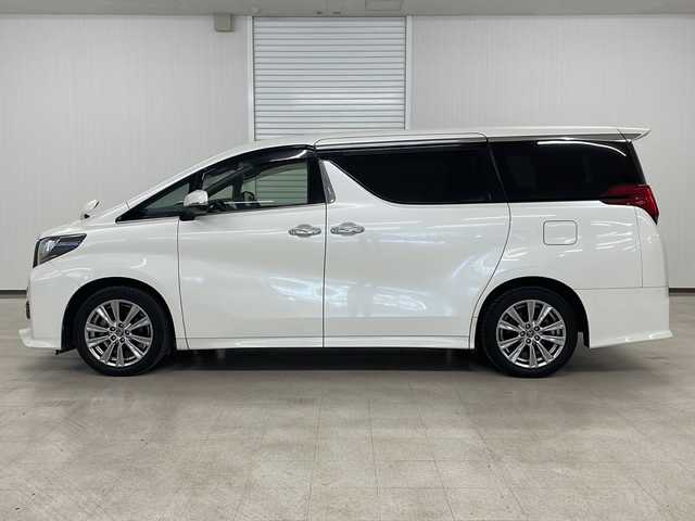 トヨタ アルファード S Aパッケージ タイプブラック 熊本県 2017(平29)年 8.4万km ホワイトパールクリスタルシャイン パイン11型メモリナビ（ＤＶＤ/ＣＤ/ＢＴ/フルセグ/ラジオ）/アルパインフリップダウンモニター/バックカメラ/ＥＴＣ/前方ドライブレコーダー/クルーズコントロール/両側パワースライドドア/ステアリングスイッチ/オートライト/フォグランプ/衝突軽減システム/横滑り防止装置/前後コーナーセンサー/電動パーキングブレーキ/プッシュスタート/スマートキー×２/社外フロアマット/純正18インチＡＷ/ドアバイザー/ワンオーナー