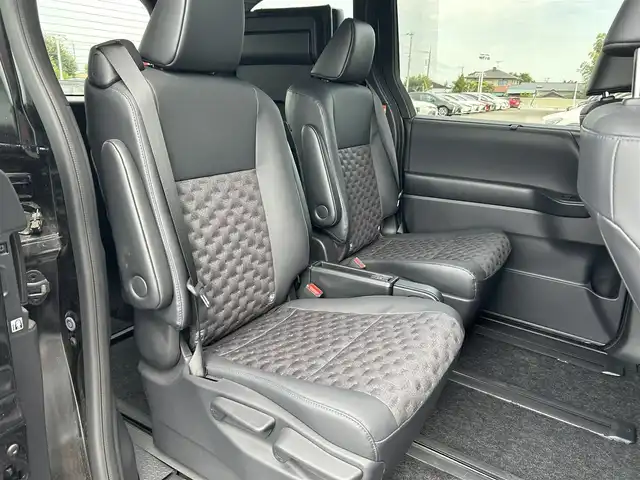 トヨタ ヴォクシー S－Z 栃木県 2023(令5)年 1.1万km 黒 トヨタセーフティセンス/ディスプレイオーディオプラス/・10.5インチナビ/・地デジTV/CD/DVD/Bluetooth/USB/HDMI/・AppleCarPlay/AndroidAuto/・ETC2.0ユニット/バックカメラ/両側パワースライドドア/レーダークルーズコントロール/クリアランスソナー/ハーフレザーシート/シートヒーター/リアサンシェード/純正17インチAW/LEDヘッドライト/サイド/カーテンエアバッグ