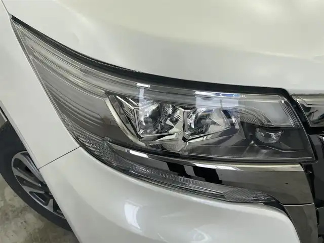 トヨタ エスクァイア ハイブリッド Gi プレミアムパッケージ ブラックテーラード 群馬県 2021(令3)年 1.6万km ホワイトパールクリスタルシャイン 純正ナビ　バックカメラ　フリップダウンモニター　両側パワースライドドア　衝突軽減　レーンアシスト　オートマチックハイビーム　ステアリングヒーター　シートヒーター　ビルトインETC　禁煙車