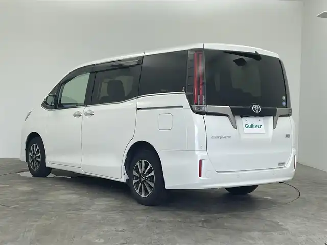 トヨタ エスクァイア ハイブリッド Gi プレミアムパッケージ ブラックテーラード 群馬県 2021(令3)年 1.6万km ホワイトパールクリスタルシャイン 純正ナビ　バックカメラ　フリップダウンモニター　両側パワースライドドア　衝突軽減　レーンアシスト　オートマチックハイビーム　ステアリングヒーター　シートヒーター　ビルトインETC　禁煙車