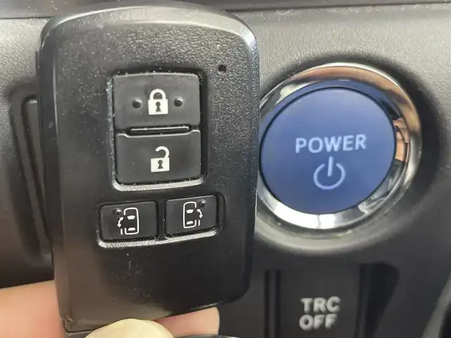 トヨタ エスクァイア ハイブリッド Gi プレミアムパッケージ ブラックテーラード 群馬県 2021(令3)年 1.6万km ホワイトパールクリスタルシャイン 純正ナビ　バックカメラ　フリップダウンモニター　両側パワースライドドア　衝突軽減　レーンアシスト　オートマチックハイビーム　ステアリングヒーター　シートヒーター　ビルトインETC　禁煙車