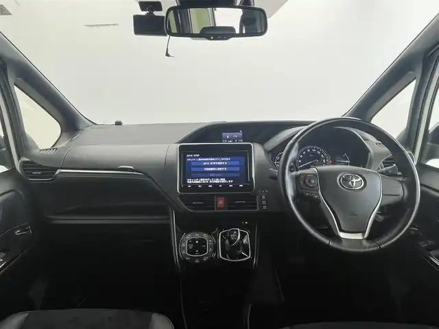 トヨタ エスクァイア ハイブリッド Gi プレミアムパッケージ ブラックテーラード 群馬県 2021(令3)年 1.6万km ホワイトパールクリスタルシャイン 純正ナビ　バックカメラ　フリップダウンモニター　両側パワースライドドア　衝突軽減　レーンアシスト　オートマチックハイビーム　ステアリングヒーター　シートヒーター　ビルトインETC　禁煙車