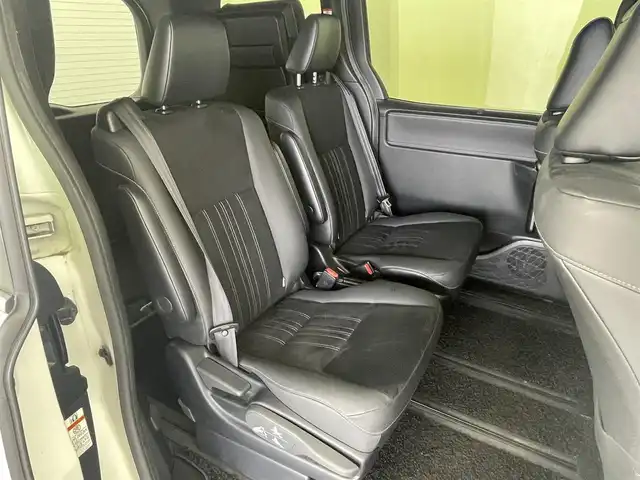 トヨタ エスクァイア ハイブリッド Gi プレミアムパッケージ ブラックテーラード 群馬県 2021(令3)年 1.6万km ホワイトパールクリスタルシャイン 純正ナビ　バックカメラ　フリップダウンモニター　両側パワースライドドア　衝突軽減　レーンアシスト　オートマチックハイビーム　ステアリングヒーター　シートヒーター　ビルトインETC　禁煙車