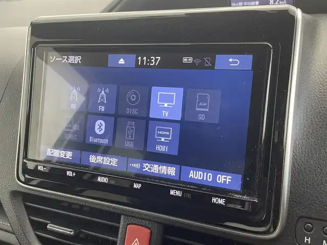 トヨタ エスクァイア ハイブリッド Gi プレミアムパッケージ ブラックテーラード 群馬県 2021(令3)年 1.6万km ホワイトパールクリスタルシャイン 純正ナビ　バックカメラ　フリップダウンモニター　両側パワースライドドア　衝突軽減　レーンアシスト　オートマチックハイビーム　ステアリングヒーター　シートヒーター　ビルトインETC　禁煙車