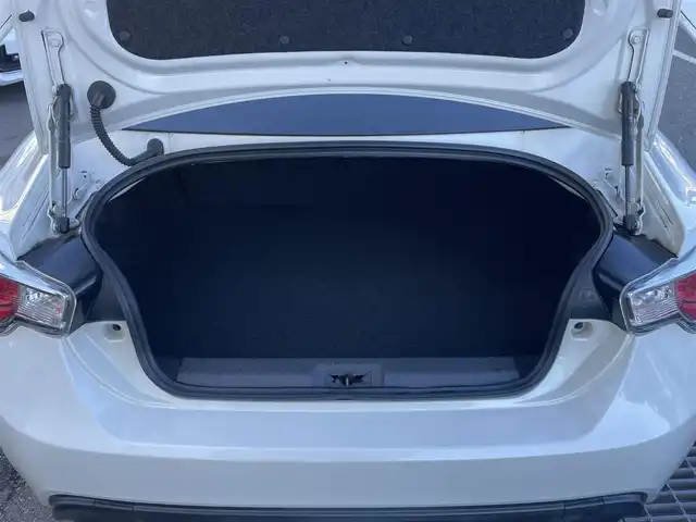 トヨタ ８６ GT リミテッド 東京都 2014(平26)年 5.4万km クリスタルホワイトパール 純正ナビ/Bluetooth/バックカメラ/シートヒーター/ETC/パドルシフト/横滑り防止装置/ドライブモードセレクトスイッチ/ワンオーナー/オートライト/キセノンライト/プッシュスタート