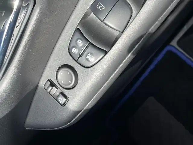 日産 セレナ e－パワー XV 福岡県 2019(平31)年 8.7万km ブリリアントホワイトパール 360°セーフティサポート/コーナーセンサー/アラウンドビュー/バックカメラ/ドラレコ/SDナビ/BT/フルセグTV/SDミュージック/CD/純正ホイール/社外フロアマット/プッシュスタート/スマートキー/スペアキー/両側パワースライドドア/ビルトインETC/オートライト/LED/e-power