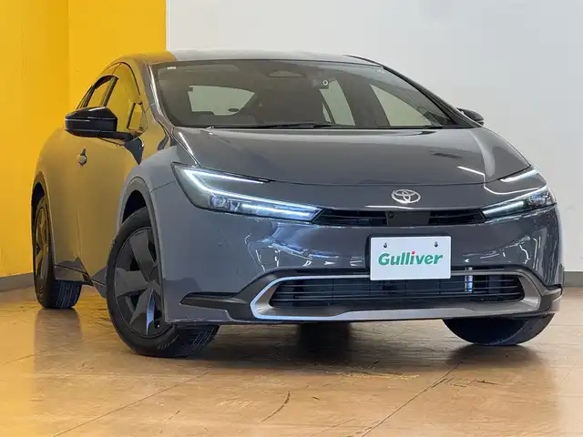 トヨタ プリウス U 群馬県 2023(令5)年 2.6万km グレー セーフティセンス/純正ディスプレイオーディオ/　　BT/フルセグ/USB/Miracast/パノラミックビューモニター/レーダークルーズコントロール/LEDオートライト/オートハイビーム/前席シートヒーター/純正17インチAW/コーナーセンサー/前後ドライブレコーダー/ブラインドスポットモニター/レーンアシスト/オートブレーキホールド/ステアリングスイッチ/オートリトラクタブルミラー/横滑り防止装置/サイド・カーテンエアバッグ/スマートキー/ビルトインETC2.0