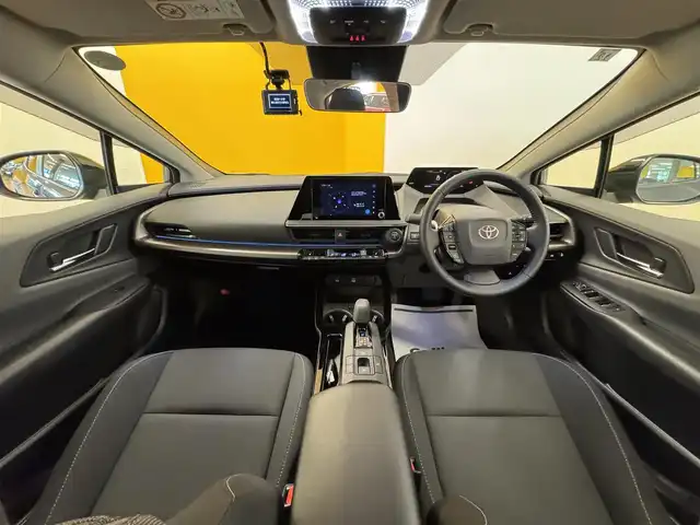 トヨタ プリウス U 群馬県 2023(令5)年 2.6万km グレー セーフティセンス/純正ディスプレイオーディオ/　　BT/フルセグ/USB/Miracast/パノラミックビューモニター/レーダークルーズコントロール/LEDオートライト/オートハイビーム/前席シートヒーター/純正17インチAW/コーナーセンサー/前後ドライブレコーダー/ブラインドスポットモニター/レーンアシスト/オートブレーキホールド/ステアリングスイッチ/オートリトラクタブルミラー/横滑り防止装置/サイド・カーテンエアバッグ/スマートキー/ビルトインETC2.0