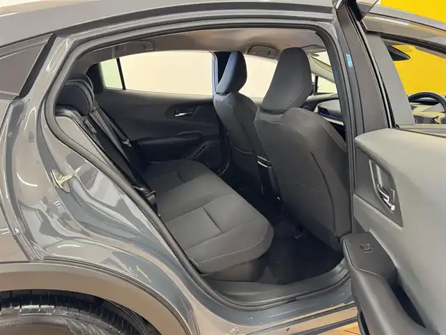 トヨタ プリウス U 群馬県 2023(令5)年 2.6万km グレー セーフティセンス/純正ディスプレイオーディオ/　　BT/フルセグ/USB/Miracast/パノラミックビューモニター/レーダークルーズコントロール/LEDオートライト/オートハイビーム/前席シートヒーター/純正17インチAW/コーナーセンサー/前後ドライブレコーダー/ブラインドスポットモニター/レーンアシスト/オートブレーキホールド/ステアリングスイッチ/オートリトラクタブルミラー/横滑り防止装置/サイド・カーテンエアバッグ/スマートキー/ビルトインETC2.0