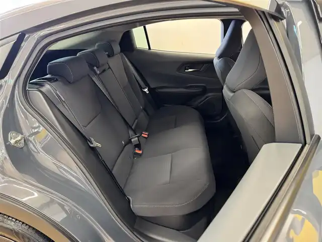 トヨタ プリウス U 群馬県 2023(令5)年 2.6万km グレー セーフティセンス/純正ディスプレイオーディオ/　　BT/フルセグ/USB/Miracast/パノラミックビューモニター/レーダークルーズコントロール/LEDオートライト/オートハイビーム/前席シートヒーター/純正17インチAW/コーナーセンサー/前後ドライブレコーダー/ブラインドスポットモニター/レーンアシスト/オートブレーキホールド/ステアリングスイッチ/オートリトラクタブルミラー/横滑り防止装置/サイド・カーテンエアバッグ/スマートキー/ビルトインETC2.0