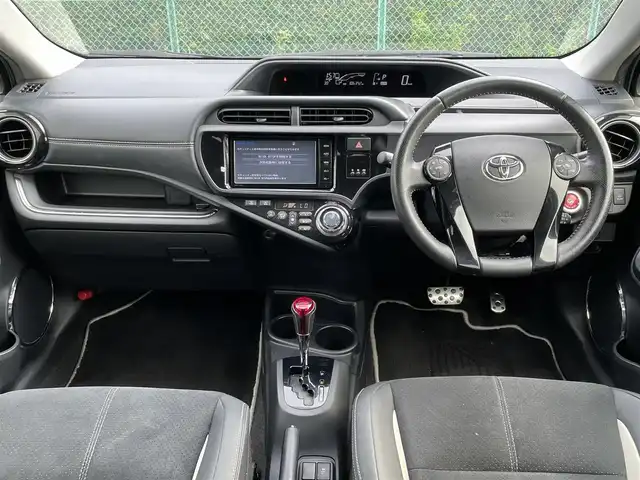 トヨタ アクア G G’s 埼玉県 2015(平27)年 10.7万km シルバーM (株)IDOMが運営する【じしゃロン鳩ヶ谷店】の自社ローン専用車両になりますこちらは現金またはオートローンご利用時の価格です。自社ローンご希望の方は別途その旨お申付け下さい/登録時106342km/G’s専用装備/　・フロントバンパー/　・（専用クリアターンランプ内蔵/スモークメッキ加飾）/　・サイドマッドガード/　・リヤバンパー（スモークメッキ加飾）/　・フェンダーガーニッシュ（HYBRIDロゴ・G’sロゴ付）/　・エンブレム（バックドア）/　・LEDイルミネーションビーム（コンソールスイッチ付）/　・フロントスポーティシート/純正SDナビ（NSZT-W64）/　・AM/FM/CD/MSV(SD)/BT/フルセグTV/バックカメラ/ＥＴＣ/プッシュスタート/スマートキーx2/純正17インチアルミホイール/社外マフラー（GANADOR　Pasion　Evolition）/ＬＥＤヘッドライト/　・オートライト/フォグランプ/革巻きステアリング/電動格納式オートウィンカーミラー/ドアバイザー/G’s専用フロアマット
