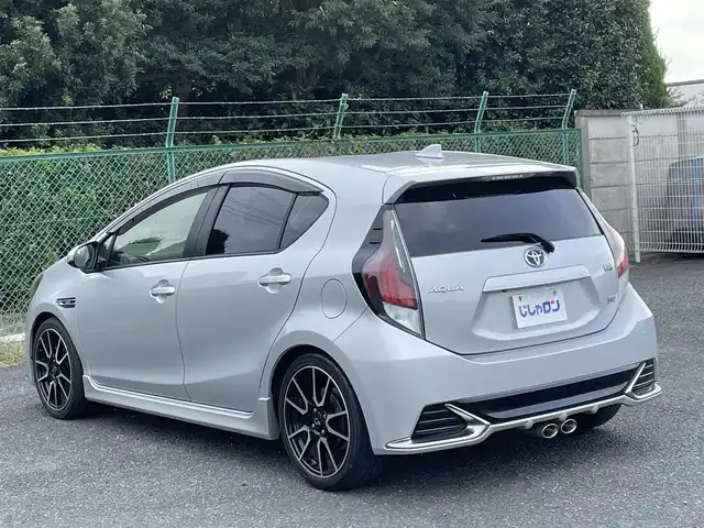トヨタ アクア G G’s 埼玉県 2015(平27)年 10.7万km シルバーM (株)IDOMが運営する【じしゃロン鳩ヶ谷店】の自社ローン専用車両になりますこちらは現金またはオートローンご利用時の価格です。自社ローンご希望の方は別途その旨お申付け下さい/登録時106342km/G’s専用装備/　・フロントバンパー/　・（専用クリアターンランプ内蔵/スモークメッキ加飾）/　・サイドマッドガード/　・リヤバンパー（スモークメッキ加飾）/　・フェンダーガーニッシュ（HYBRIDロゴ・G’sロゴ付）/　・エンブレム（バックドア）/　・LEDイルミネーションビーム（コンソールスイッチ付）/　・フロントスポーティシート/純正SDナビ（NSZT-W64）/　・AM/FM/CD/MSV(SD)/BT/フルセグTV/バックカメラ/ＥＴＣ/プッシュスタート/スマートキーx2/純正17インチアルミホイール/社外マフラー（GANADOR　Pasion　Evolition）/ＬＥＤヘッドライト/　・オートライト/フォグランプ/革巻きステアリング/電動格納式オートウィンカーミラー/ドアバイザー/G’s専用フロアマット