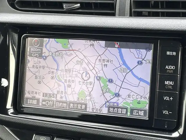 トヨタ アクア G G’s 埼玉県 2015(平27)年 10.7万km シルバーM (株)IDOMが運営する【じしゃロン鳩ヶ谷店】の自社ローン専用車両になりますこちらは現金またはオートローンご利用時の価格です。自社ローンご希望の方は別途その旨お申付け下さい/登録時106342km/G’s専用装備/　・フロントバンパー/　・（専用クリアターンランプ内蔵/スモークメッキ加飾）/　・サイドマッドガード/　・リヤバンパー（スモークメッキ加飾）/　・フェンダーガーニッシュ（HYBRIDロゴ・G’sロゴ付）/　・エンブレム（バックドア）/　・LEDイルミネーションビーム（コンソールスイッチ付）/　・フロントスポーティシート/純正SDナビ（NSZT-W64）/　・AM/FM/CD/MSV(SD)/BT/フルセグTV/バックカメラ/ＥＴＣ/プッシュスタート/スマートキーx2/純正17インチアルミホイール/社外マフラー（GANADOR　Pasion　Evolition）/ＬＥＤヘッドライト/　・オートライト/フォグランプ/革巻きステアリング/電動格納式オートウィンカーミラー/ドアバイザー/G’s専用フロアマット