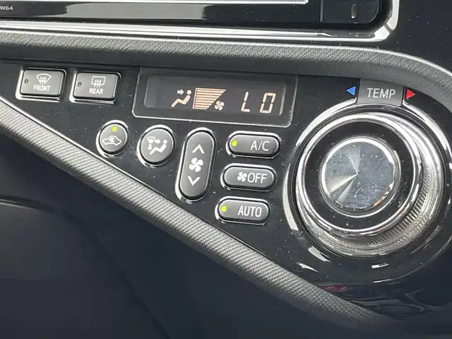 トヨタ アクア G G’s 埼玉県 2015(平27)年 10.7万km シルバーM (株)IDOMが運営する【じしゃロン鳩ヶ谷店】の自社ローン専用車両になりますこちらは現金またはオートローンご利用時の価格です。自社ローンご希望の方は別途その旨お申付け下さい/登録時106342km/G’s専用装備/　・フロントバンパー/　・（専用クリアターンランプ内蔵/スモークメッキ加飾）/　・サイドマッドガード/　・リヤバンパー（スモークメッキ加飾）/　・フェンダーガーニッシュ（HYBRIDロゴ・G’sロゴ付）/　・エンブレム（バックドア）/　・LEDイルミネーションビーム（コンソールスイッチ付）/　・フロントスポーティシート/純正SDナビ（NSZT-W64）/　・AM/FM/CD/MSV(SD)/BT/フルセグTV/バックカメラ/ＥＴＣ/プッシュスタート/スマートキーx2/純正17インチアルミホイール/社外マフラー（GANADOR　Pasion　Evolition）/ＬＥＤヘッドライト/　・オートライト/フォグランプ/革巻きステアリング/電動格納式オートウィンカーミラー/ドアバイザー/G’s専用フロアマット