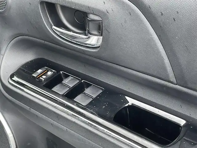 トヨタ アクア G G’s 埼玉県 2015(平27)年 10.7万km シルバーM (株)IDOMが運営する【じしゃロン鳩ヶ谷店】の自社ローン専用車両になりますこちらは現金またはオートローンご利用時の価格です。自社ローンご希望の方は別途その旨お申付け下さい/登録時106342km/G’s専用装備/　・フロントバンパー/　・（専用クリアターンランプ内蔵/スモークメッキ加飾）/　・サイドマッドガード/　・リヤバンパー（スモークメッキ加飾）/　・フェンダーガーニッシュ（HYBRIDロゴ・G’sロゴ付）/　・エンブレム（バックドア）/　・LEDイルミネーションビーム（コンソールスイッチ付）/　・フロントスポーティシート/純正SDナビ（NSZT-W64）/　・AM/FM/CD/MSV(SD)/BT/フルセグTV/バックカメラ/ＥＴＣ/プッシュスタート/スマートキーx2/純正17インチアルミホイール/社外マフラー（GANADOR　Pasion　Evolition）/ＬＥＤヘッドライト/　・オートライト/フォグランプ/革巻きステアリング/電動格納式オートウィンカーミラー/ドアバイザー/G’s専用フロアマット