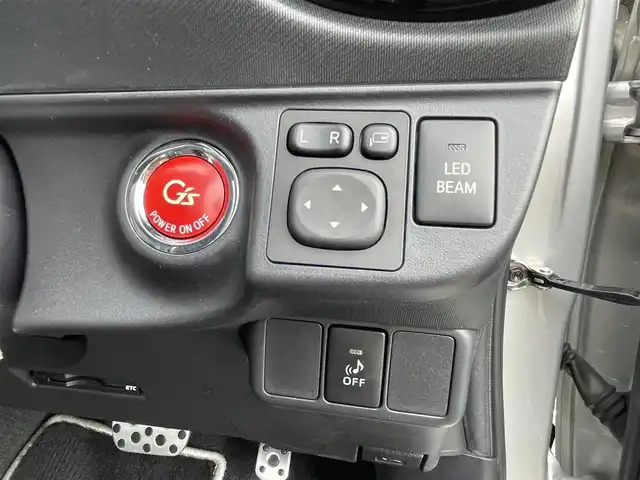トヨタ アクア G G’s 埼玉県 2015(平27)年 10.7万km シルバーM (株)IDOMが運営する【じしゃロン鳩ヶ谷店】の自社ローン専用車両になりますこちらは現金またはオートローンご利用時の価格です。自社ローンご希望の方は別途その旨お申付け下さい/登録時106342km/G’s専用装備/　・フロントバンパー/　・（専用クリアターンランプ内蔵/スモークメッキ加飾）/　・サイドマッドガード/　・リヤバンパー（スモークメッキ加飾）/　・フェンダーガーニッシュ（HYBRIDロゴ・G’sロゴ付）/　・エンブレム（バックドア）/　・LEDイルミネーションビーム（コンソールスイッチ付）/　・フロントスポーティシート/純正SDナビ（NSZT-W64）/　・AM/FM/CD/MSV(SD)/BT/フルセグTV/バックカメラ/ＥＴＣ/プッシュスタート/スマートキーx2/純正17インチアルミホイール/社外マフラー（GANADOR　Pasion　Evolition）/ＬＥＤヘッドライト/　・オートライト/フォグランプ/革巻きステアリング/電動格納式オートウィンカーミラー/ドアバイザー/G’s専用フロアマット