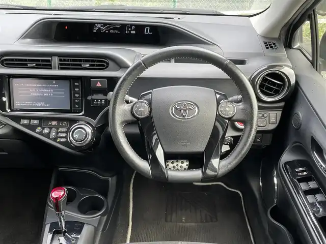 トヨタ アクア G G’s 埼玉県 2015(平27)年 10.7万km シルバーM (株)IDOMが運営する【じしゃロン鳩ヶ谷店】の自社ローン専用車両になりますこちらは現金またはオートローンご利用時の価格です。自社ローンご希望の方は別途その旨お申付け下さい/登録時106342km/G’s専用装備/　・フロントバンパー/　・（専用クリアターンランプ内蔵/スモークメッキ加飾）/　・サイドマッドガード/　・リヤバンパー（スモークメッキ加飾）/　・フェンダーガーニッシュ（HYBRIDロゴ・G’sロゴ付）/　・エンブレム（バックドア）/　・LEDイルミネーションビーム（コンソールスイッチ付）/　・フロントスポーティシート/純正SDナビ（NSZT-W64）/　・AM/FM/CD/MSV(SD)/BT/フルセグTV/バックカメラ/ＥＴＣ/プッシュスタート/スマートキーx2/純正17インチアルミホイール/社外マフラー（GANADOR　Pasion　Evolition）/ＬＥＤヘッドライト/　・オートライト/フォグランプ/革巻きステアリング/電動格納式オートウィンカーミラー/ドアバイザー/G’s専用フロアマット