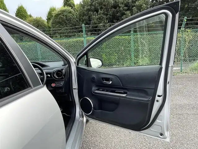 トヨタ アクア G G’s 埼玉県 2015(平27)年 10.7万km シルバーM (株)IDOMが運営する【じしゃロン鳩ヶ谷店】の自社ローン専用車両になりますこちらは現金またはオートローンご利用時の価格です。自社ローンご希望の方は別途その旨お申付け下さい/登録時106342km/G’s専用装備/　・フロントバンパー/　・（専用クリアターンランプ内蔵/スモークメッキ加飾）/　・サイドマッドガード/　・リヤバンパー（スモークメッキ加飾）/　・フェンダーガーニッシュ（HYBRIDロゴ・G’sロゴ付）/　・エンブレム（バックドア）/　・LEDイルミネーションビーム（コンソールスイッチ付）/　・フロントスポーティシート/純正SDナビ（NSZT-W64）/　・AM/FM/CD/MSV(SD)/BT/フルセグTV/バックカメラ/ＥＴＣ/プッシュスタート/スマートキーx2/純正17インチアルミホイール/社外マフラー（GANADOR　Pasion　Evolition）/ＬＥＤヘッドライト/　・オートライト/フォグランプ/革巻きステアリング/電動格納式オートウィンカーミラー/ドアバイザー/G’s専用フロアマット