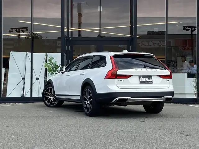 ボルボ Ｖ９０ クロスカントリー T6 AWD サマム 福岡県 2017(平29)年 5.7万km パール ・アクティブクルーズコントロール/・純正ナビ／ＢＴ／ＵＳＢ／ｃａｒｐｌａｙ/・全方位カメラ/・白革シート／シートヒーター／エアシート/・ドライブレコーダー/・フルセグ/・ＥＴＣ/・純正２０ＡＷ/・ステアリングヒーター/・自動駐車システム/・スペアキー/・保証書/・取扱説明書