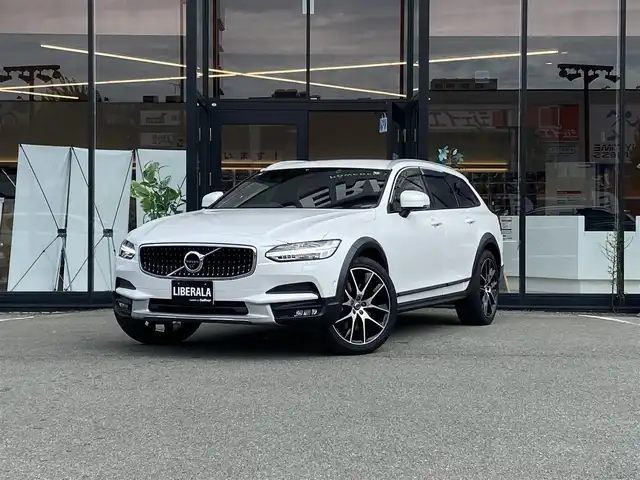 ボルボ Ｖ９０ クロスカントリー T6 AWD サマム 福岡県 2017(平29)年 5.7万km パール ・アクティブクルーズコントロール/・純正ナビ／ＢＴ／ＵＳＢ／ｃａｒｐｌａｙ/・全方位カメラ/・白革シート／シートヒーター／エアシート/・ドライブレコーダー/・フルセグ/・ＥＴＣ/・純正２０ＡＷ/・ステアリングヒーター/・自動駐車システム/・スペアキー/・保証書/・取扱説明書
