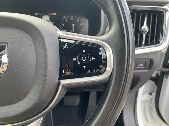 ボルボ Ｖ９０ クロスカントリー T6 AWD サマム 福岡県 2017(平29)年 5.7万km パール ・アクティブクルーズコントロール/・純正ナビ／ＢＴ／ＵＳＢ／ｃａｒｐｌａｙ/・全方位カメラ/・白革シート／シートヒーター／エアシート/・ドライブレコーダー/・フルセグ/・ＥＴＣ/・純正２０ＡＷ/・ステアリングヒーター/・自動駐車システム/・スペアキー/・保証書/・取扱説明書