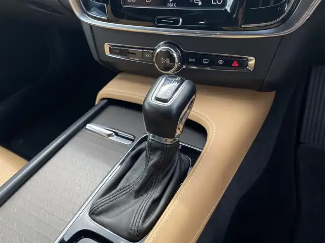 ボルボ Ｖ９０ クロスカントリー T6 AWD サマム 福岡県 2017(平29)年 5.7万km パール ・アクティブクルーズコントロール/・純正ナビ／ＢＴ／ＵＳＢ／ｃａｒｐｌａｙ/・全方位カメラ/・白革シート／シートヒーター／エアシート/・ドライブレコーダー/・フルセグ/・ＥＴＣ/・純正２０ＡＷ/・ステアリングヒーター/・自動駐車システム/・スペアキー/・保証書/・取扱説明書