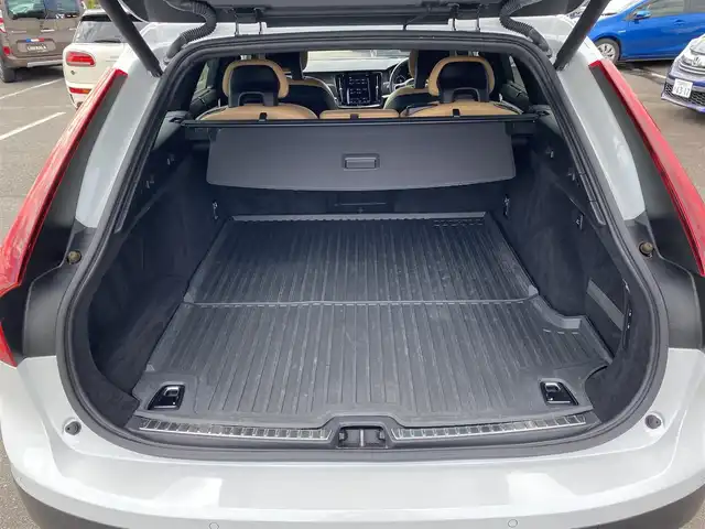 ボルボ Ｖ９０ クロスカントリー T6 AWD サマム 福岡県 2017(平29)年 5.7万km パール ・アクティブクルーズコントロール/・純正ナビ／ＢＴ／ＵＳＢ／ｃａｒｐｌａｙ/・全方位カメラ/・白革シート／シートヒーター／エアシート/・ドライブレコーダー/・フルセグ/・ＥＴＣ/・純正２０ＡＷ/・ステアリングヒーター/・自動駐車システム/・スペアキー/・保証書/・取扱説明書