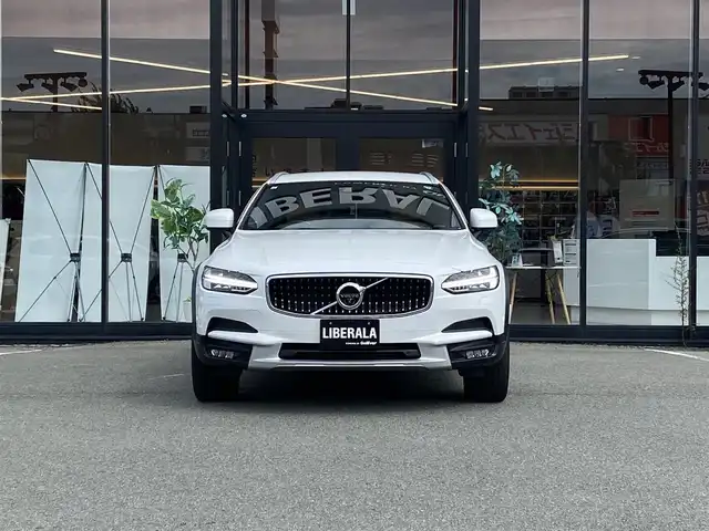 ボルボ Ｖ９０ クロスカントリー T6 AWD サマム 福岡県 2017(平29)年 5.7万km パール ・アクティブクルーズコントロール/・純正ナビ／ＢＴ／ＵＳＢ／ｃａｒｐｌａｙ/・全方位カメラ/・白革シート／シートヒーター／エアシート/・ドライブレコーダー/・フルセグ/・ＥＴＣ/・純正２０ＡＷ/・ステアリングヒーター/・自動駐車システム/・スペアキー/・保証書/・取扱説明書