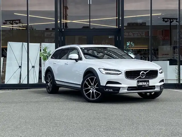 ボルボ Ｖ９０ クロスカントリー T6 AWD サマム 福岡県 2017(平29)年 5.7万km パール ・アクティブクルーズコントロール/・純正ナビ／ＢＴ／ＵＳＢ／ｃａｒｐｌａｙ/・全方位カメラ/・白革シート／シートヒーター／エアシート/・ドライブレコーダー/・フルセグ/・ＥＴＣ/・純正２０ＡＷ/・ステアリングヒーター/・自動駐車システム/・スペアキー/・保証書/・取扱説明書