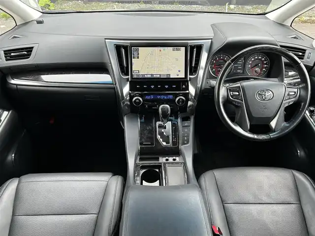 トヨタ アルファード S Cパッケージ 道東・釧路十勝 2019(令1)年 7.9万km ホワイトパールクリスタルシャイン 4WD/Toyota Safety Sense/・PCS（プリクラッシュセーフティ）/・緊急時操舵支援/・レーンディパーチャーアラート/・ロードサインアシスト/・ドライバー異常時対応システム/・プロアクティブドライビングアシスト/・オートマチックハイビーム/・アダプティブハイビームシステム/・レーダークルーズコントロール/　・先行車発進告知機能/純正ディーラーOPメモリナビ/(CD/DVD/BT)/バックカメラ/両側パワースライドドア/パワーバックドア/クルーズコントロール/LEDオートライト/LEDフォグランプ/革シート/シートヒーター/パワーシート/エアシート/シートメモリ/純正18インチメモリナビ/純正ドライブレコーダー/純正室内カーテンセット/ステアリングヒーター/ステアリングスイッチ/電動オットマン/オートエアコン/アイドリングストップ/100V充電/電動化駆動ミラー/デジタルインナーミラー/スマートキー/ETC2.0/保証書/取扱説明書