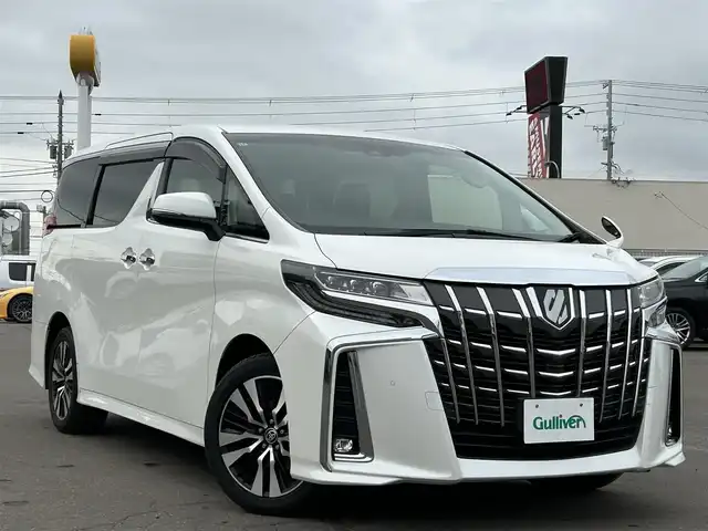 トヨタ アルファード S Cパッケージ 道東・釧路十勝 2019(令1)年 7.9万km ホワイトパールクリスタルシャイン 4WD/Toyota Safety Sense/・PCS（プリクラッシュセーフティ）/・緊急時操舵支援/・レーンディパーチャーアラート/・ロードサインアシスト/・ドライバー異常時対応システム/・プロアクティブドライビングアシスト/・オートマチックハイビーム/・アダプティブハイビームシステム/・レーダークルーズコントロール/　・先行車発進告知機能/純正ディーラーOPメモリナビ/(CD/DVD/BT)/バックカメラ/両側パワースライドドア/パワーバックドア/クルーズコントロール/LEDオートライト/LEDフォグランプ/革シート/シートヒーター/パワーシート/エアシート/シートメモリ/純正18インチメモリナビ/純正ドライブレコーダー/純正室内カーテンセット/ステアリングヒーター/ステアリングスイッチ/電動オットマン/オートエアコン/アイドリングストップ/100V充電/電動化駆動ミラー/デジタルインナーミラー/スマートキー/ETC2.0/保証書/取扱説明書
