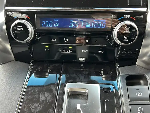 トヨタ アルファード S Cパッケージ 道東・釧路十勝 2019(令1)年 7.9万km ホワイトパールクリスタルシャイン 4WD/Toyota Safety Sense/・PCS（プリクラッシュセーフティ）/・緊急時操舵支援/・レーンディパーチャーアラート/・ロードサインアシスト/・ドライバー異常時対応システム/・プロアクティブドライビングアシスト/・オートマチックハイビーム/・アダプティブハイビームシステム/・レーダークルーズコントロール/　・先行車発進告知機能/純正ディーラーOPメモリナビ/(CD/DVD/BT)/バックカメラ/両側パワースライドドア/パワーバックドア/クルーズコントロール/LEDオートライト/LEDフォグランプ/革シート/シートヒーター/パワーシート/エアシート/シートメモリ/純正18インチメモリナビ/純正ドライブレコーダー/純正室内カーテンセット/ステアリングヒーター/ステアリングスイッチ/電動オットマン/オートエアコン/アイドリングストップ/100V充電/電動化駆動ミラー/デジタルインナーミラー/スマートキー/ETC2.0/保証書/取扱説明書