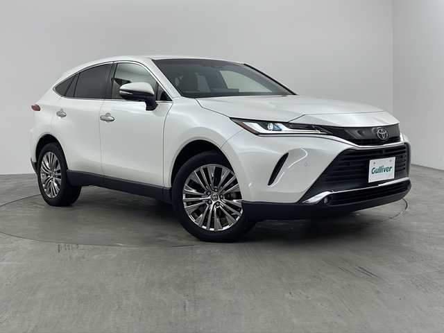 トヨタ ハリアー Z 兵庫県 2020(令2)年 6万km ホワイトパールクリスタルシャイン ・Toyota　Safety　Sense/プリクラッシュセーフティ（歩行者[昼夜]・自転車運転者[昼]検知機能付衝突回避支援タイプ/ミリ波レーダー＋単眼カメラ方式）/レーントレーシングアシスト[LTA]/レーダークルーズコントロール（全車速追従機能付）/アダプティブハイビームシステム［AHS］/ロードサインアシスト[RSA]/・先行車発進告知機能/・ブラインドスポットモニター/・デジタルインナーミラー/・T-Connect SDナビゲーションシステム/JBLプレミアムサウンドシステム/【ナビ】12.3インチディスプレイ（トヨタマルチオペレーションタッチ）、USB動画・音楽再生/Miracast/フルセグ//Apple CarPlay/Android Auto/Bluetooth/ETC2.0ユニット（VICS機能付）/9スピーカー（JBLアンプ）/・パノラミックビューモニター/・パワーバックドア/・ハーフレザー/・運転席パワーシート/・革巻きステアリング/・パワーバックドア/・純正19インチアルミホイール/・純正フロアマット/・ヘッドアップディスプレイ