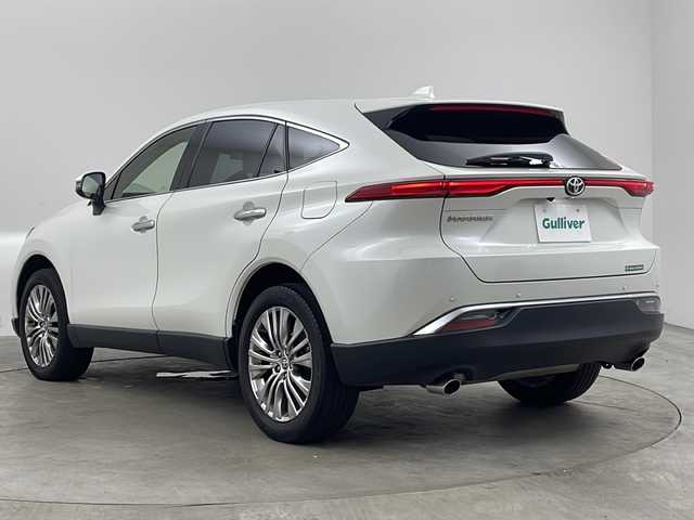 トヨタ ハリアー Z 兵庫県 2020(令2)年 6万km ホワイトパールクリスタルシャイン ・Toyota　Safety　Sense/プリクラッシュセーフティ（歩行者[昼夜]・自転車運転者[昼]検知機能付衝突回避支援タイプ/ミリ波レーダー＋単眼カメラ方式）/レーントレーシングアシスト[LTA]/レーダークルーズコントロール（全車速追従機能付）/アダプティブハイビームシステム［AHS］/ロードサインアシスト[RSA]/・先行車発進告知機能/・ブラインドスポットモニター/・デジタルインナーミラー/・T-Connect SDナビゲーションシステム/JBLプレミアムサウンドシステム/【ナビ】12.3インチディスプレイ（トヨタマルチオペレーションタッチ）、USB動画・音楽再生/Miracast/フルセグ//Apple CarPlay/Android Auto/Bluetooth/ETC2.0ユニット（VICS機能付）/9スピーカー（JBLアンプ）/・パノラミックビューモニター/・パワーバックドア/・ハーフレザー/・運転席パワーシート/・革巻きステアリング/・パワーバックドア/・純正19インチアルミホイール/・純正フロアマット/・ヘッドアップディスプレイ