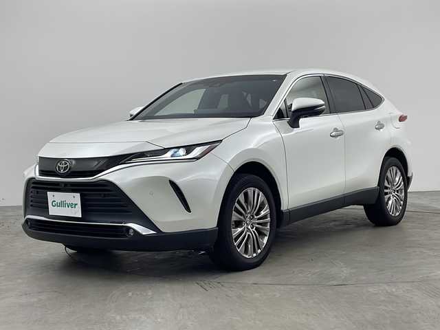 トヨタ ハリアー Z 兵庫県 2020(令2)年 6万km ホワイトパールクリスタルシャイン ・Toyota　Safety　Sense/プリクラッシュセーフティ（歩行者[昼夜]・自転車運転者[昼]検知機能付衝突回避支援タイプ/ミリ波レーダー＋単眼カメラ方式）/レーントレーシングアシスト[LTA]/レーダークルーズコントロール（全車速追従機能付）/アダプティブハイビームシステム［AHS］/ロードサインアシスト[RSA]/・先行車発進告知機能/・ブラインドスポットモニター/・デジタルインナーミラー/・T-Connect SDナビゲーションシステム/JBLプレミアムサウンドシステム/【ナビ】12.3インチディスプレイ（トヨタマルチオペレーションタッチ）、USB動画・音楽再生/Miracast/フルセグ//Apple CarPlay/Android Auto/Bluetooth/ETC2.0ユニット（VICS機能付）/9スピーカー（JBLアンプ）/・パノラミックビューモニター/・パワーバックドア/・ハーフレザー/・運転席パワーシート/・革巻きステアリング/・パワーバックドア/・純正19インチアルミホイール/・純正フロアマット/・ヘッドアップディスプレイ