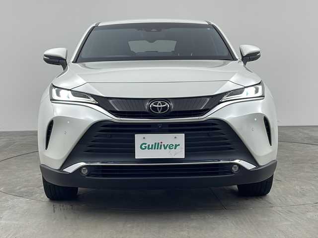 トヨタ ハリアー Z 兵庫県 2020(令2)年 6万km ホワイトパールクリスタルシャイン ・Toyota　Safety　Sense/プリクラッシュセーフティ（歩行者[昼夜]・自転車運転者[昼]検知機能付衝突回避支援タイプ/ミリ波レーダー＋単眼カメラ方式）/レーントレーシングアシスト[LTA]/レーダークルーズコントロール（全車速追従機能付）/アダプティブハイビームシステム［AHS］/ロードサインアシスト[RSA]/・先行車発進告知機能/・ブラインドスポットモニター/・デジタルインナーミラー/・T-Connect SDナビゲーションシステム/JBLプレミアムサウンドシステム/【ナビ】12.3インチディスプレイ（トヨタマルチオペレーションタッチ）、USB動画・音楽再生/Miracast/フルセグ//Apple CarPlay/Android Auto/Bluetooth/ETC2.0ユニット（VICS機能付）/9スピーカー（JBLアンプ）/・パノラミックビューモニター/・パワーバックドア/・ハーフレザー/・運転席パワーシート/・革巻きステアリング/・パワーバックドア/・純正19インチアルミホイール/・純正フロアマット/・ヘッドアップディスプレイ