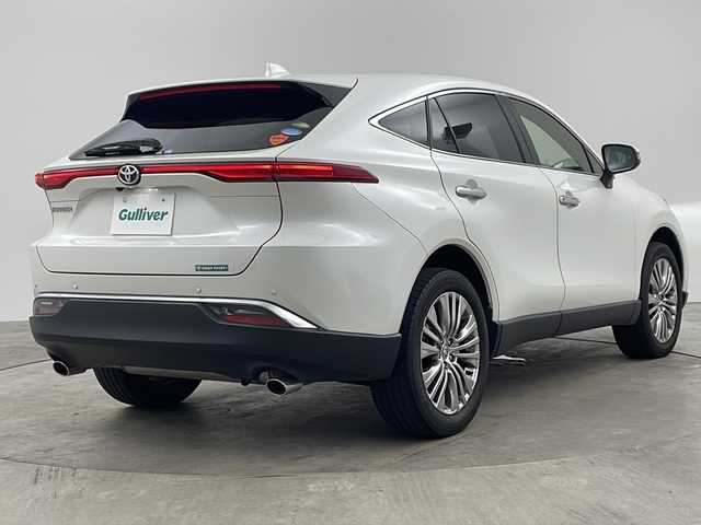 トヨタ ハリアー Z 兵庫県 2020(令2)年 6万km ホワイトパールクリスタルシャイン ・Toyota　Safety　Sense/プリクラッシュセーフティ（歩行者[昼夜]・自転車運転者[昼]検知機能付衝突回避支援タイプ/ミリ波レーダー＋単眼カメラ方式）/レーントレーシングアシスト[LTA]/レーダークルーズコントロール（全車速追従機能付）/アダプティブハイビームシステム［AHS］/ロードサインアシスト[RSA]/・先行車発進告知機能/・ブラインドスポットモニター/・デジタルインナーミラー/・T-Connect SDナビゲーションシステム/JBLプレミアムサウンドシステム/【ナビ】12.3インチディスプレイ（トヨタマルチオペレーションタッチ）、USB動画・音楽再生/Miracast/フルセグ//Apple CarPlay/Android Auto/Bluetooth/ETC2.0ユニット（VICS機能付）/9スピーカー（JBLアンプ）/・パノラミックビューモニター/・パワーバックドア/・ハーフレザー/・運転席パワーシート/・革巻きステアリング/・パワーバックドア/・純正19インチアルミホイール/・純正フロアマット/・ヘッドアップディスプレイ