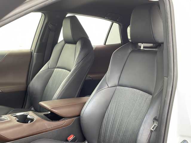 トヨタ ハリアー Z 兵庫県 2020(令2)年 6万km ホワイトパールクリスタルシャイン ・Toyota　Safety　Sense/プリクラッシュセーフティ（歩行者[昼夜]・自転車運転者[昼]検知機能付衝突回避支援タイプ/ミリ波レーダー＋単眼カメラ方式）/レーントレーシングアシスト[LTA]/レーダークルーズコントロール（全車速追従機能付）/アダプティブハイビームシステム［AHS］/ロードサインアシスト[RSA]/・先行車発進告知機能/・ブラインドスポットモニター/・デジタルインナーミラー/・T-Connect SDナビゲーションシステム/JBLプレミアムサウンドシステム/【ナビ】12.3インチディスプレイ（トヨタマルチオペレーションタッチ）、USB動画・音楽再生/Miracast/フルセグ//Apple CarPlay/Android Auto/Bluetooth/ETC2.0ユニット（VICS機能付）/9スピーカー（JBLアンプ）/・パノラミックビューモニター/・パワーバックドア/・ハーフレザー/・運転席パワーシート/・革巻きステアリング/・パワーバックドア/・純正19インチアルミホイール/・純正フロアマット/・ヘッドアップディスプレイ
