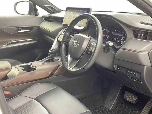 トヨタ ハリアー Z 兵庫県 2020(令2)年 6万km ホワイトパールクリスタルシャイン ・Toyota　Safety　Sense/プリクラッシュセーフティ（歩行者[昼夜]・自転車運転者[昼]検知機能付衝突回避支援タイプ/ミリ波レーダー＋単眼カメラ方式）/レーントレーシングアシスト[LTA]/レーダークルーズコントロール（全車速追従機能付）/アダプティブハイビームシステム［AHS］/ロードサインアシスト[RSA]/・先行車発進告知機能/・ブラインドスポットモニター/・デジタルインナーミラー/・T-Connect SDナビゲーションシステム/JBLプレミアムサウンドシステム/【ナビ】12.3インチディスプレイ（トヨタマルチオペレーションタッチ）、USB動画・音楽再生/Miracast/フルセグ//Apple CarPlay/Android Auto/Bluetooth/ETC2.0ユニット（VICS機能付）/9スピーカー（JBLアンプ）/・パノラミックビューモニター/・パワーバックドア/・ハーフレザー/・運転席パワーシート/・革巻きステアリング/・パワーバックドア/・純正19インチアルミホイール/・純正フロアマット/・ヘッドアップディスプレイ