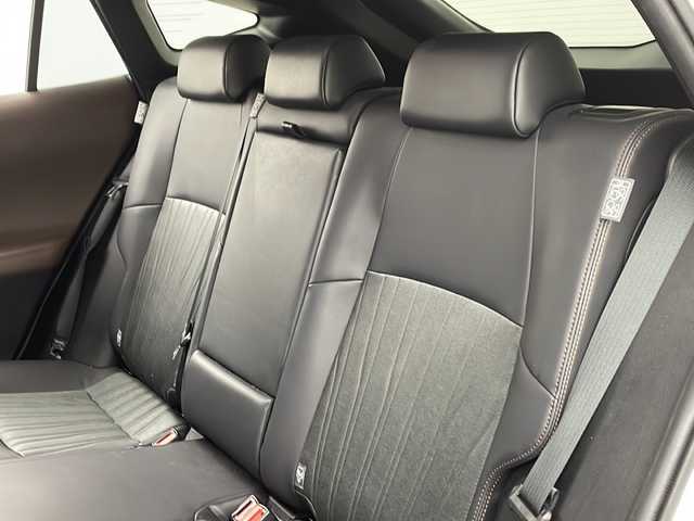 トヨタ ハリアー Z 兵庫県 2020(令2)年 6万km ホワイトパールクリスタルシャイン ・Toyota　Safety　Sense/プリクラッシュセーフティ（歩行者[昼夜]・自転車運転者[昼]検知機能付衝突回避支援タイプ/ミリ波レーダー＋単眼カメラ方式）/レーントレーシングアシスト[LTA]/レーダークルーズコントロール（全車速追従機能付）/アダプティブハイビームシステム［AHS］/ロードサインアシスト[RSA]/・先行車発進告知機能/・ブラインドスポットモニター/・デジタルインナーミラー/・T-Connect SDナビゲーションシステム/JBLプレミアムサウンドシステム/【ナビ】12.3インチディスプレイ（トヨタマルチオペレーションタッチ）、USB動画・音楽再生/Miracast/フルセグ//Apple CarPlay/Android Auto/Bluetooth/ETC2.0ユニット（VICS機能付）/9スピーカー（JBLアンプ）/・パノラミックビューモニター/・パワーバックドア/・ハーフレザー/・運転席パワーシート/・革巻きステアリング/・パワーバックドア/・純正19インチアルミホイール/・純正フロアマット/・ヘッドアップディスプレイ