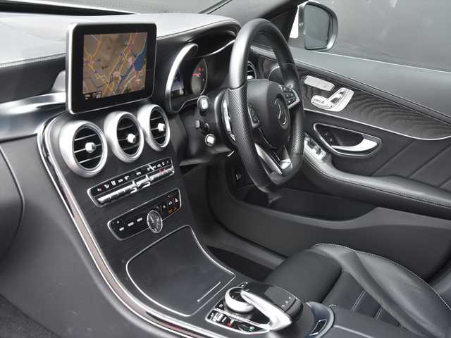 メルセデス・ベンツ Ｃ２２０ｄ アバンギャルド　AMGライン 和歌山県 2015(平27)年 5.8万km ポーラホワイト レザーエクスクルーシブパッケージ/レーダーセーフティ/キーレスゴー/アンビエントライト/エアサス/パドルシフト/LEDライト/黒革/シートヒーター/HUD/オートテールゲート/ナビ/バックカメラ/TV/BTオーディオ/パワーシート/シートヒーター/ETC
