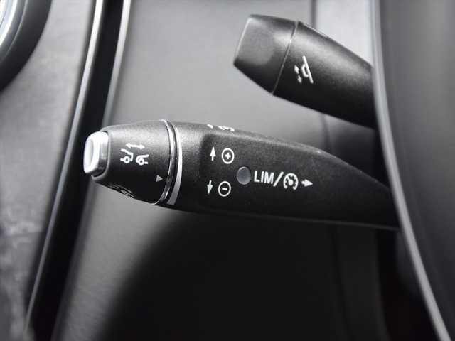 メルセデス・ベンツ Ｃ２２０ｄ アバンギャルド　AMGライン 和歌山県 2015(平27)年 5.8万km ポーラホワイト レザーエクスクルーシブパッケージ/レーダーセーフティ/キーレスゴー/アンビエントライト/エアサス/パドルシフト/LEDライト/黒革/シートヒーター/HUD/オートテールゲート/ナビ/バックカメラ/TV/BTオーディオ/パワーシート/シートヒーター/ETC